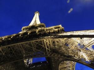Le Tour Eiffel at night.